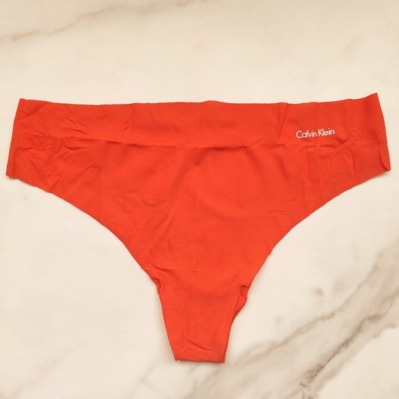 NWOT CALVIN KLEIN INVISIBLES THONG PANTY IN CHERRY TOMATO SIZE MEDIUM - Picture 1 of 4